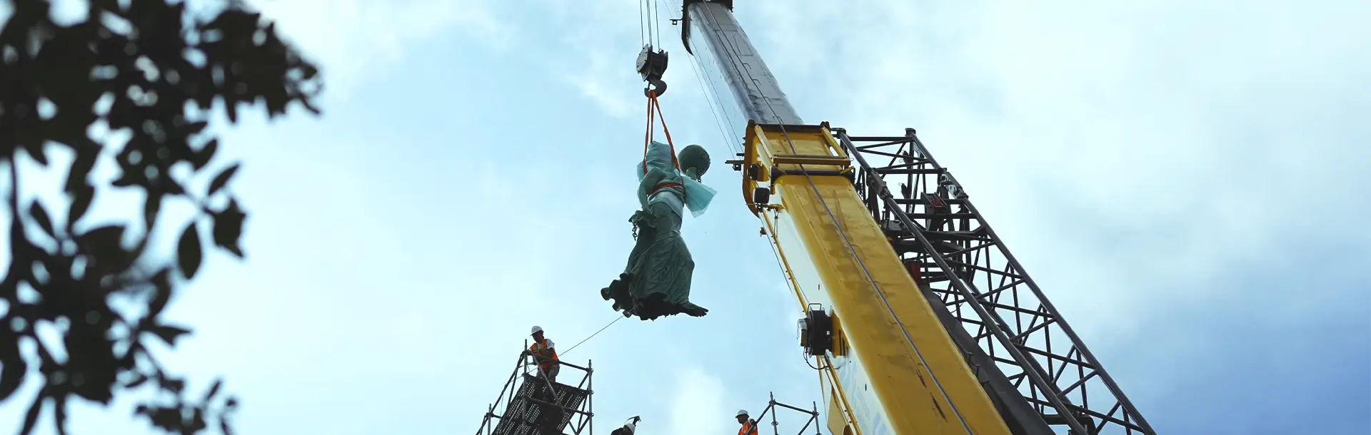 Grúas en proyectos urbanos: izaje de La Alegoría en el Arco de la Independencia en Monterrey